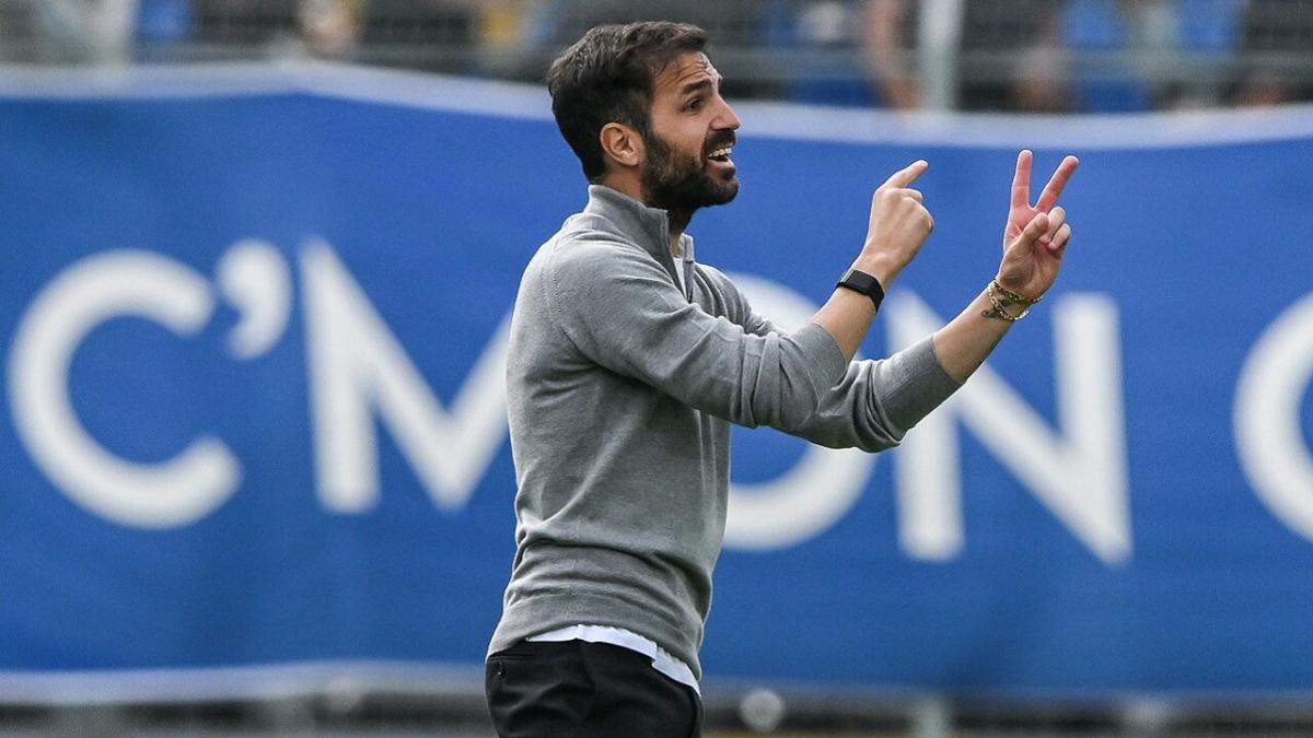 Como manager Cesc Fabregas on the sidelines during a Serie A game